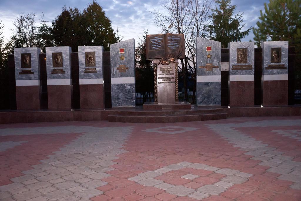 Фото №25782. Мемориальный комплекс возле школы с. Старое Шугурово