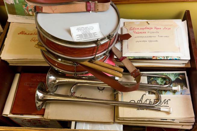 Витрина с материалами  музея при Большеменгерской средней общеобразовательной школе Атнинского района РТ. 2014::Большеменгерская средняя общеобразовательная школа Атнинского муниципального р-на РТ. 2014 g2id5157