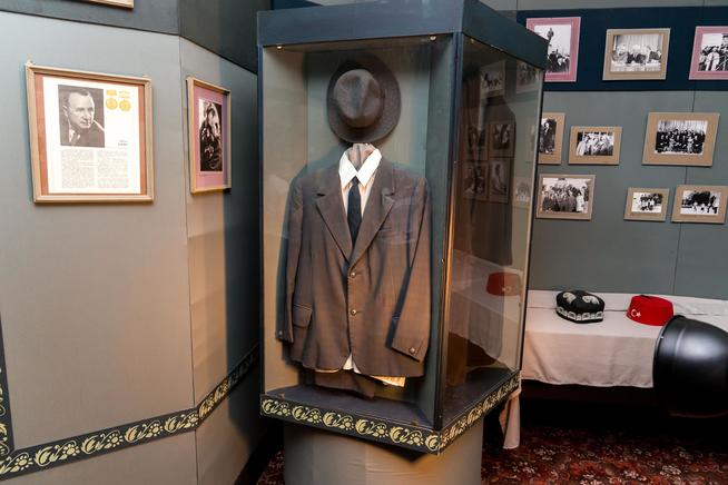 Витрина в музее при Кулле-Киминской средней общеобразовательной школе имени Сибгата Хакима. 2014::Литературный музей Сибгата Хакима g2id5333