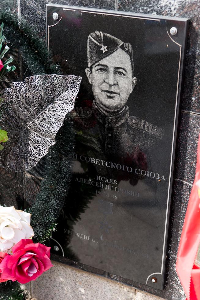 Мемориальный комплекс. Памятная плита Героя Советского Союза Исаев А.П. с. Верхний Услон. 2014::Верхнеуслонский район g2id723