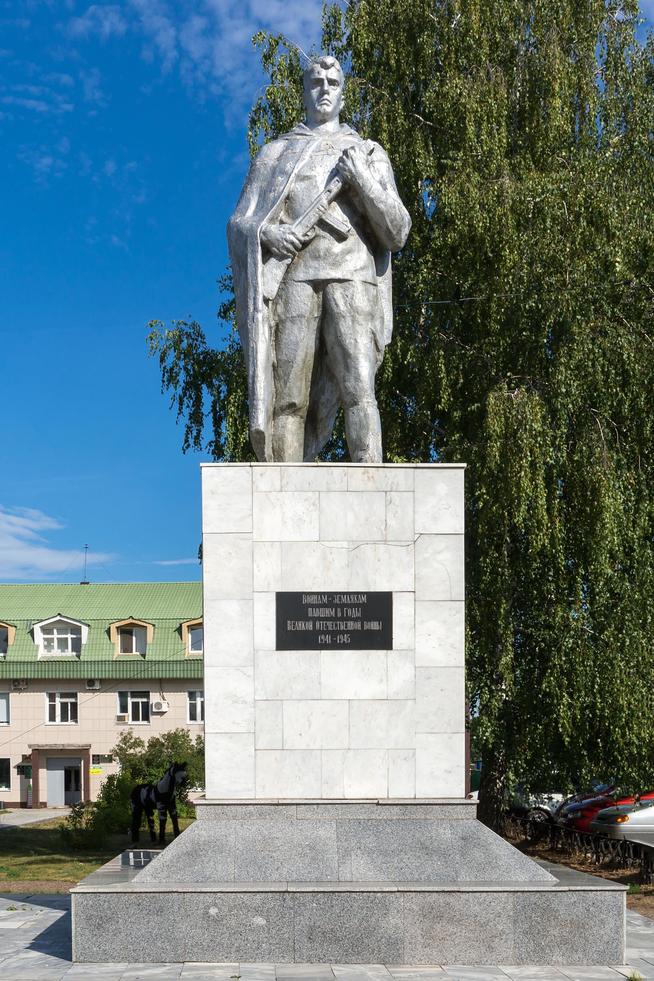 Скульптура ʺВоинам-землякам, павшим в годы Великой Отечественной войны 1941-1945ʺ. п. Высокая гора. 2014::Высокогорский район g2id6961