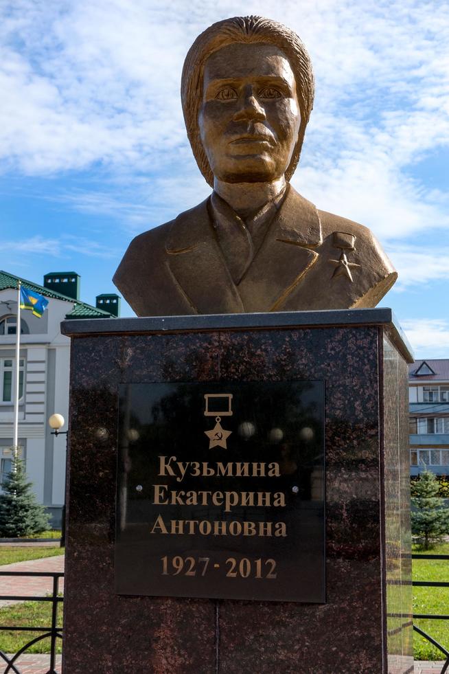 Аллея Славы. Бюст Героя Социалистического Труда Кузьминой Е.А. Высокая гора. 2014::Высокогорский район g2id7005