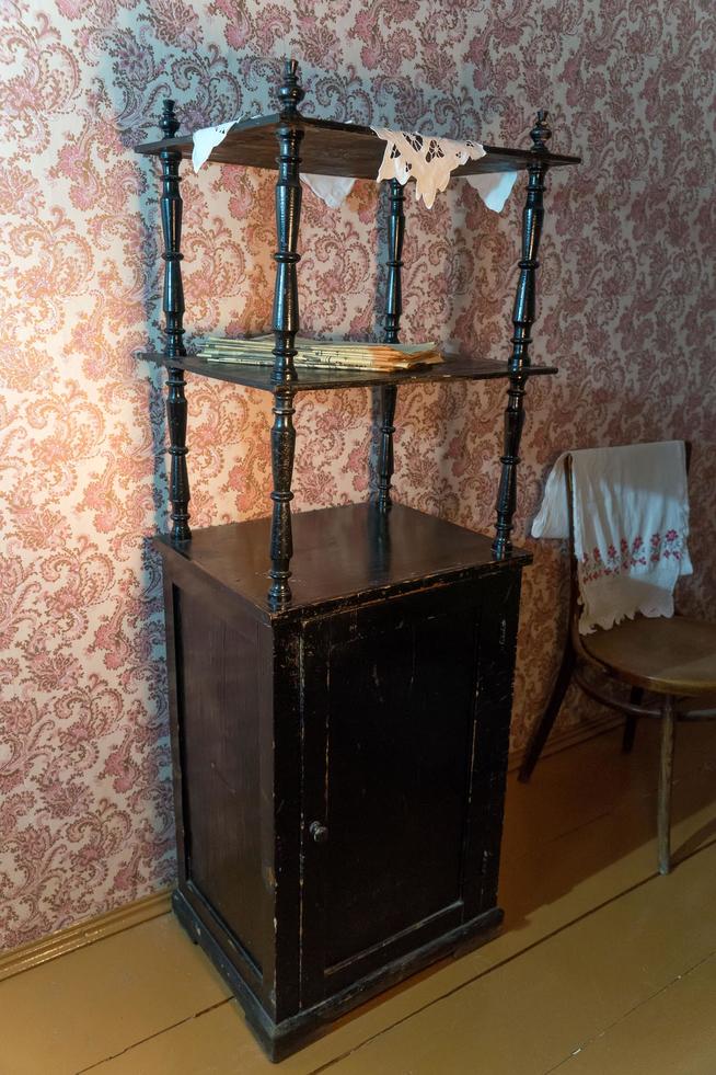 Этажерка. Первая треть ХХ в. Дерево, металл ::Музей Янки Купалы в селе Печищи. Музей Янки Купалы в селе Печищи - отдел Национального музея Республики Татарстан g2id563