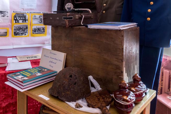 Фрагмент экспозиции музея Верхнеуслонской средней общеобразовательной школы, посвященный поисковой работе. 2014::Муниципальное бюджетное общеобразовательное учреждение «Верхнеуслонская средняя общеобразовательная школа» g2id775