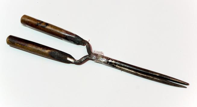 Щипцы для завивки волос Сакиной К.С. – участницы Великой Отечественной войны.  СССР. 1940-е. Металл, дерево::Муниципальное бюджетное общеобразовательное учреждение «Верхнеуслонская средняя общеобразовательная школа» g2id815