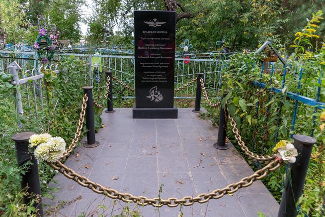 Братская могила летчиков, погибших в 1944 г. на территории Высокогорского района. с. Чепчуги. 2014::Высокогорский район g2id7541