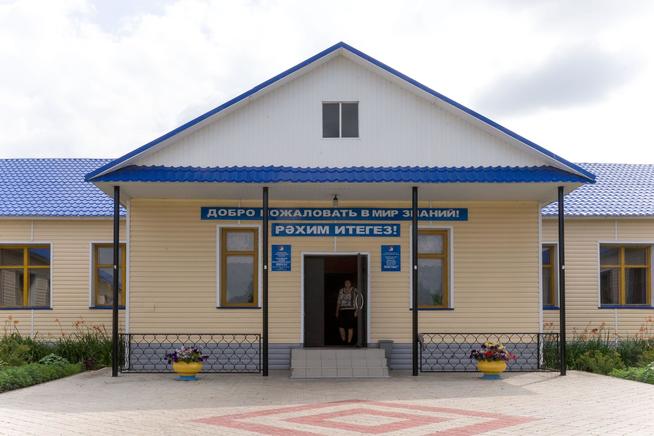 Вход в здание Коргузинской средней общеобразовательной школы. 2014::Муниципальное общеобразовательное учреждение «Коргузинская средняя общеобразовательная школа» g2id935