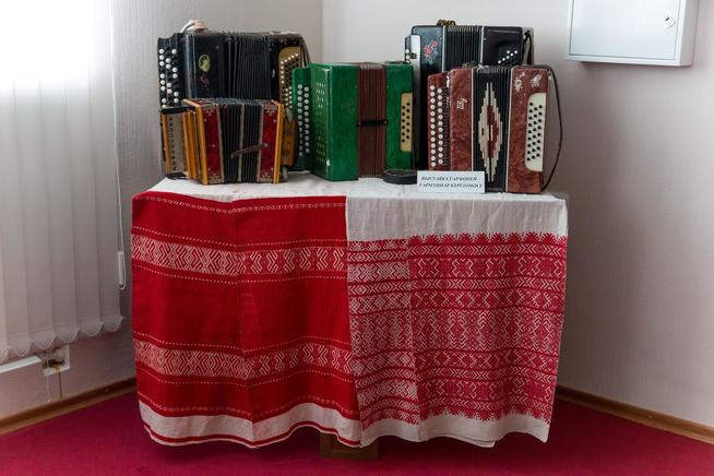 Временная экспозиция Высокогорского краеведческого музея. Выставка гармоней. 2014::МБУ «Высокогорский краеведческий музей» g2id7105