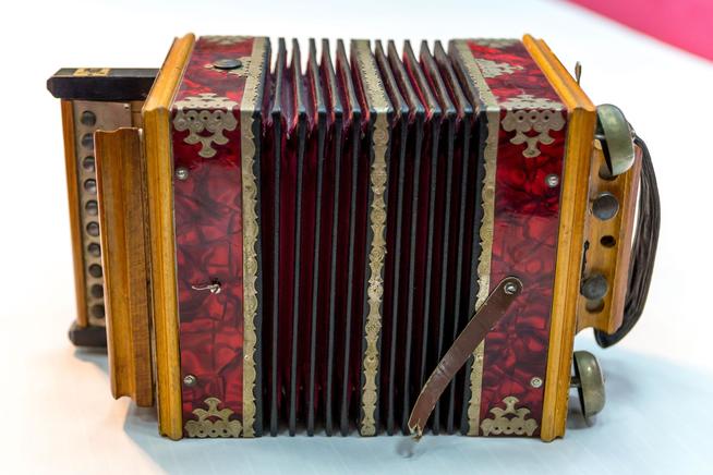 Гармонь Саратовская Зиннатуллина А.З. – участник Великой Отечественной войны. СССР. ХХ в. Дерево,кожа,эбонит,металл,пластмасса::МБУ «Высокогорский краеведческий музей» g2id7141