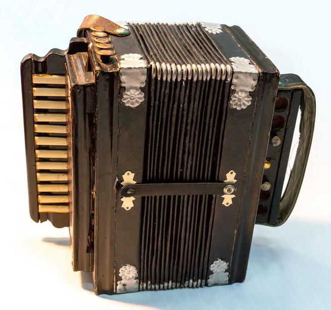 Гармонь-Тальянка Мингазова Х.М. - участник Великой Отечественной войны СССР. Пер. пол. ХХ в. Дерево, кожа, пластмасса, металл::МБУ «Высокогорский краеведческий музей» g2id7153