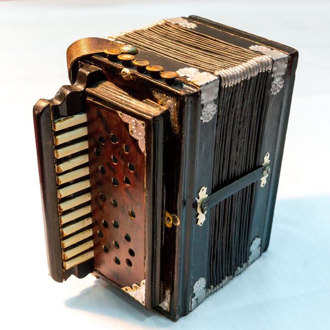 Гармонь-Тальянка Мингазова Х.М. - участник Великой Отечественной войны СССР. Пер. пол. ХХ в. Дерево, кожа, пластмасса, металл::МБУ «Высокогорский краеведческий музей» g2id7157