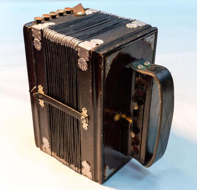 Гармонь-Тальянка Мингазова Х.М. - участник Великой Отечественной войны СССР. Пер. пол. ХХ в. Дерево, кожа, пластмасса, металл::МБУ «Высокогорский краеведческий музей» g2id7161