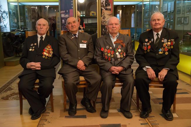 Фото.Ветераны  Великой Отечественной войны и труженик тыла в музее. 2014::Нурлатский район g2id27296