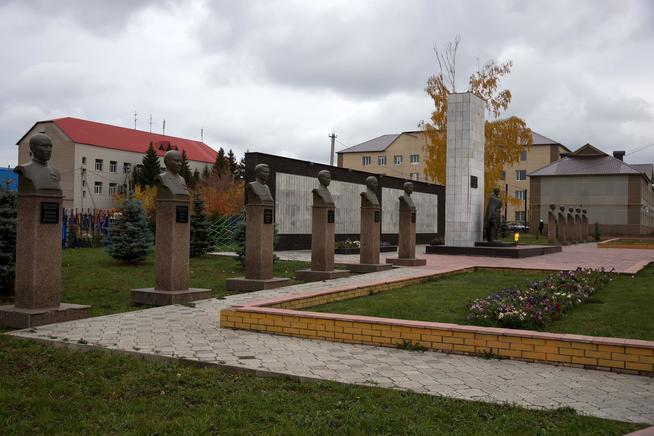 Мемориальный комплекс с бюстами Героев Советского Союза и полных Кавалеров  Орденов Славы. г. Нурлат. 2014::Нурлатский район g2id27340