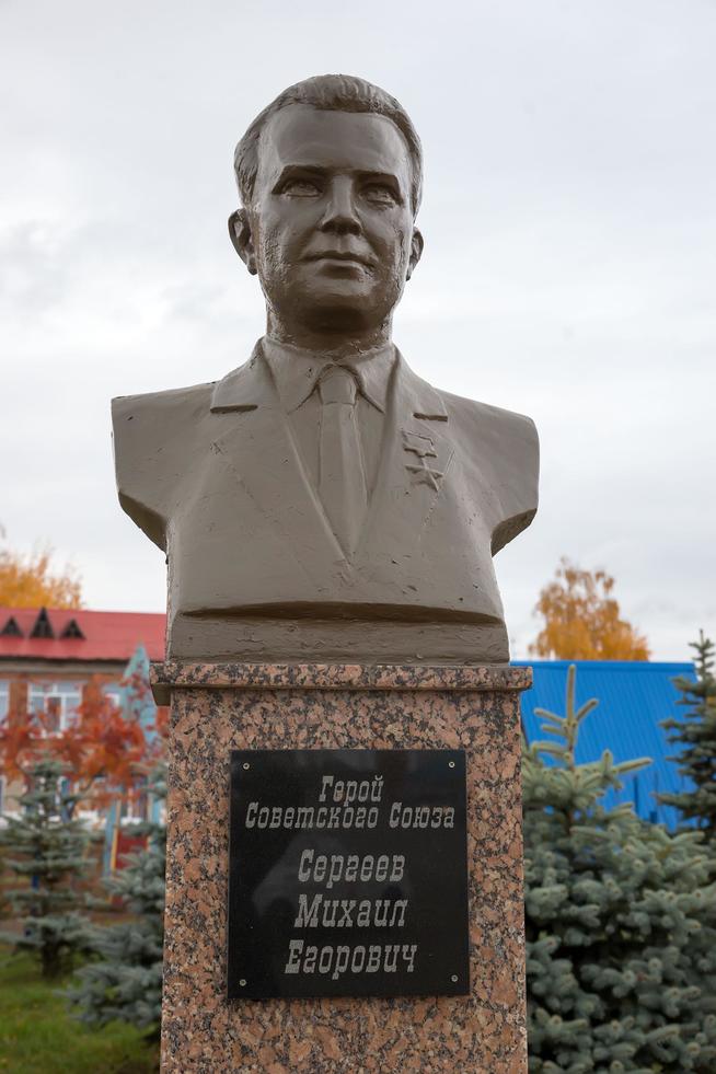 Мемориальный комплекс. Бюст Героя Советского Союза - Сергеева М.Е. г. Нурлат. 2014::Нурлатский район g2id27356