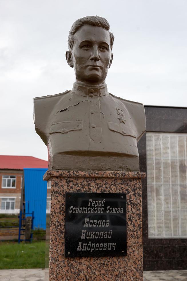 Мемориальный комплекс. Бюст Героя Советского Союза - Козлова Н.А.  г. Нурлат. 2014::Нурлатский район g2id27364