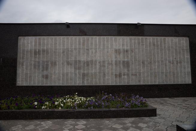 Мемориальный комплекс. Таблички с фамилиями павших земляков.  г.Нурлат.2014::Нурлатский район g2id27368