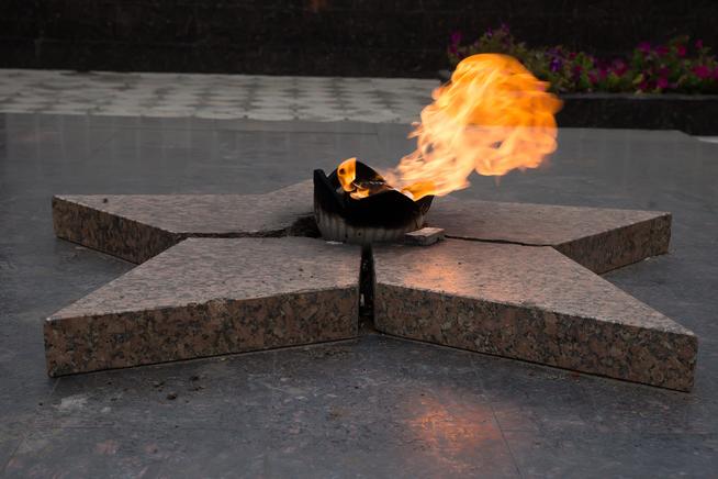 Мемориальный комплекс. Вечный огонь.  г. Нурлат. 2014::Нурлатский район g2id27376