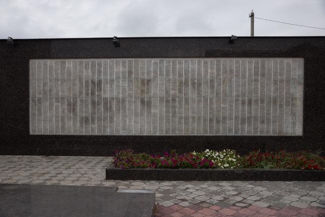 Мемориальный комплекс. Таблички с фамилиями погибших земляков. г.Нурлат. 2014::Нурлатский район g2id27380