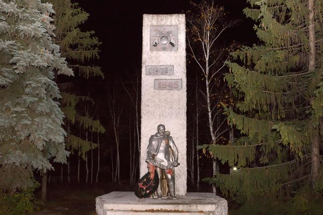 Мемориальный комплекс. Стела и памятник солдату. с. Кульбаево Мараса. 2014::Нурлатский район g2id27724