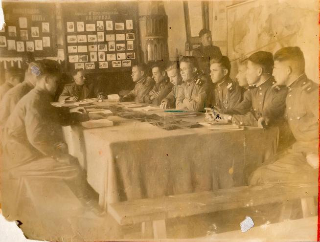 Фото. Сержант Холин П.М. во время политической учебы. 1944-1945::МБУК «Краеведческий музей Новошешминского муниципального района РТ» g2id26008
