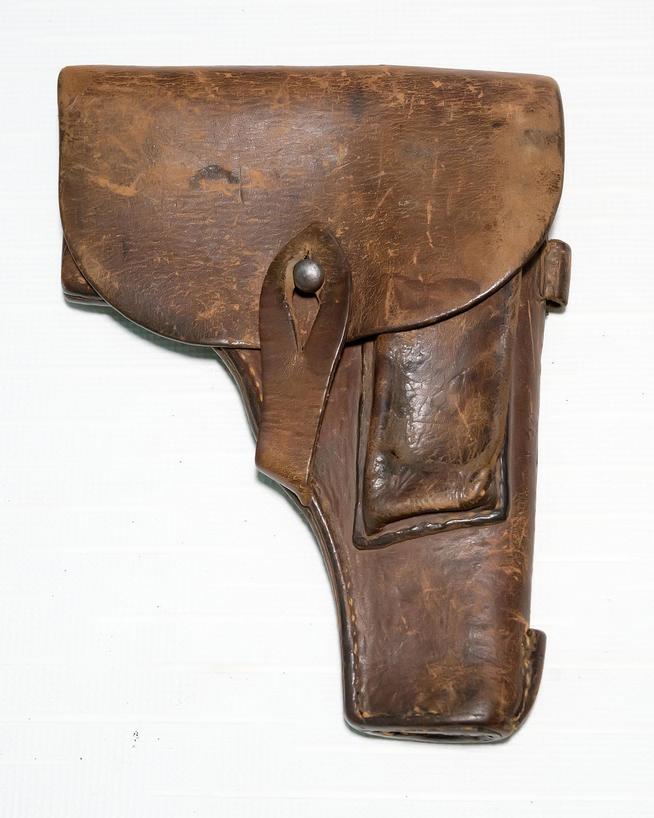 Кобура от пистолета Кайманова Н.Ф. - Героя Советского Союза. СССР. 1940-е годы. Металл, кожа, стекло::МОУ «СОШ №9». Музей боевой славы Героя Советского Союза Н.Ф.Кайманова g2id28552