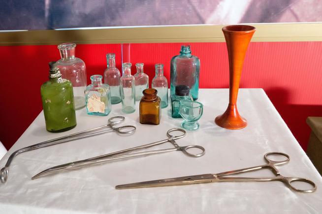 Витрина с медицинскими инструментами в экспозиции музея. 2014::Региональный музей истории Закамья и г. Нурлат g2id27500
