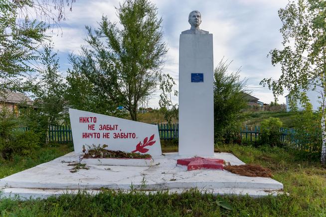 Мемориальный комплекс. Бюст Героя Советского Союза Осипова В.И. д. Большие Бутырки. Пестречинского муниципального района. 2014::Пестречинский район g2id3806