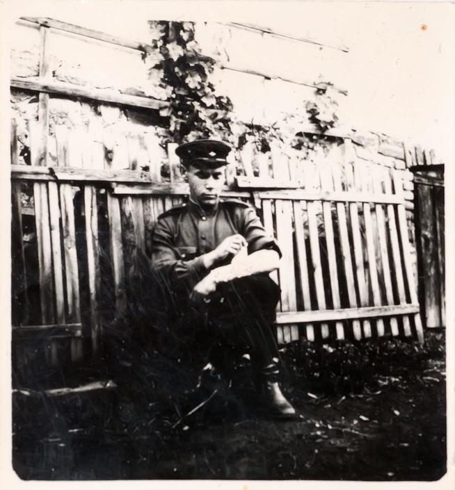 Фото. Сафин И.К. перевязывает раненую руку. 1940-е::Региональный музей истории Закамья и г. Нурлат g2id27536