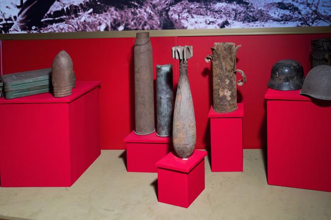 Фрагмент экспозиции музея с образцами военных снарядов, найденных поисковиками. 2014::Региональный музей истории Закамья и г. Нурлат g2id27556