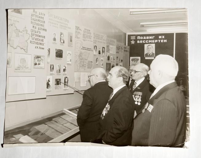 Фото. Ветераны в музее, созданном Сандлером И.Л. 1977::Региональный музей истории Закамья и г. Нурлат g2id27568