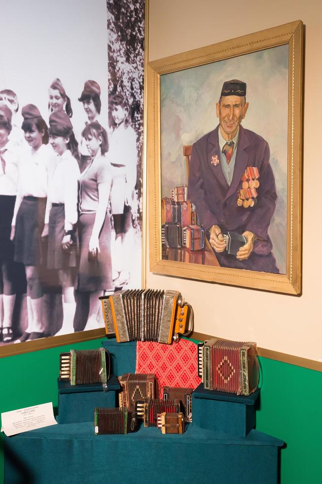 Портрет. Зайнуллин С.Г.с  гармошками. 1982. Холст,масло. худ. Закирев И.Г::Региональный музей истории Закамья и г. Нурлат g2id27616