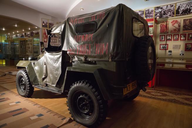 Автомобиль ГАЗ с надписью на тенте ʺНаше дело правое- мы победимʺ::Региональный музей истории Закамья и г. Нурлат g2id27628