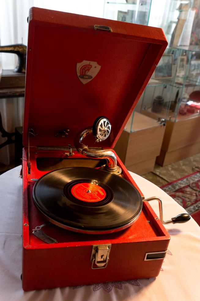 Патефон. СССР. 1933. Дерево, металл::МБУ «Краеведческий музей Пестречинского муниципального района РТ» g2id3535