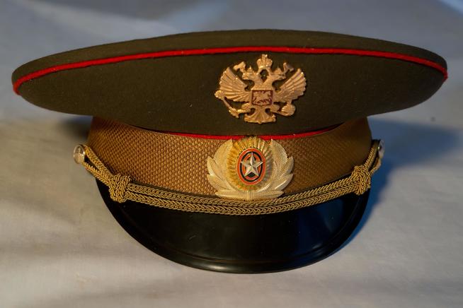 Фуражка Гайнуллина Р.Х. - полного кавалера ордена Славы. 1950-е годы. Ткань, металл::МБОУ «Гимназия №2» имени Баки Урманче. Музей Рифката Гайнуллина g2id28820