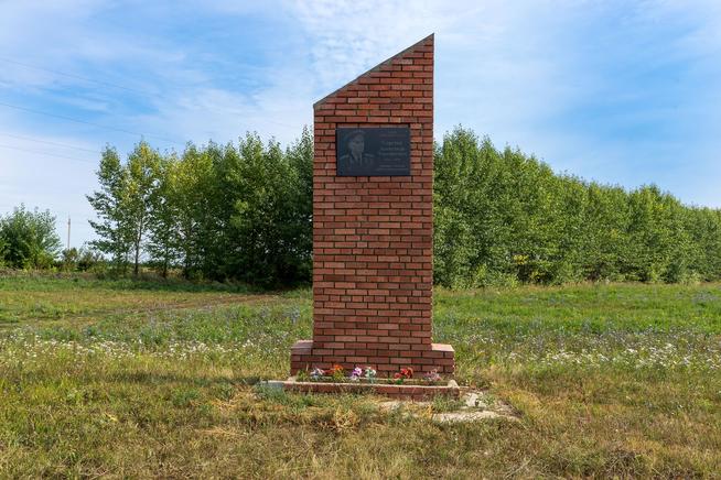 Памятник Сергееву А.Т. (1916-1979) - Герою Советского Союза. Рыбно-Слободский район, с.Шеланка. 2014::Рыбно-Слободский район g2id7695