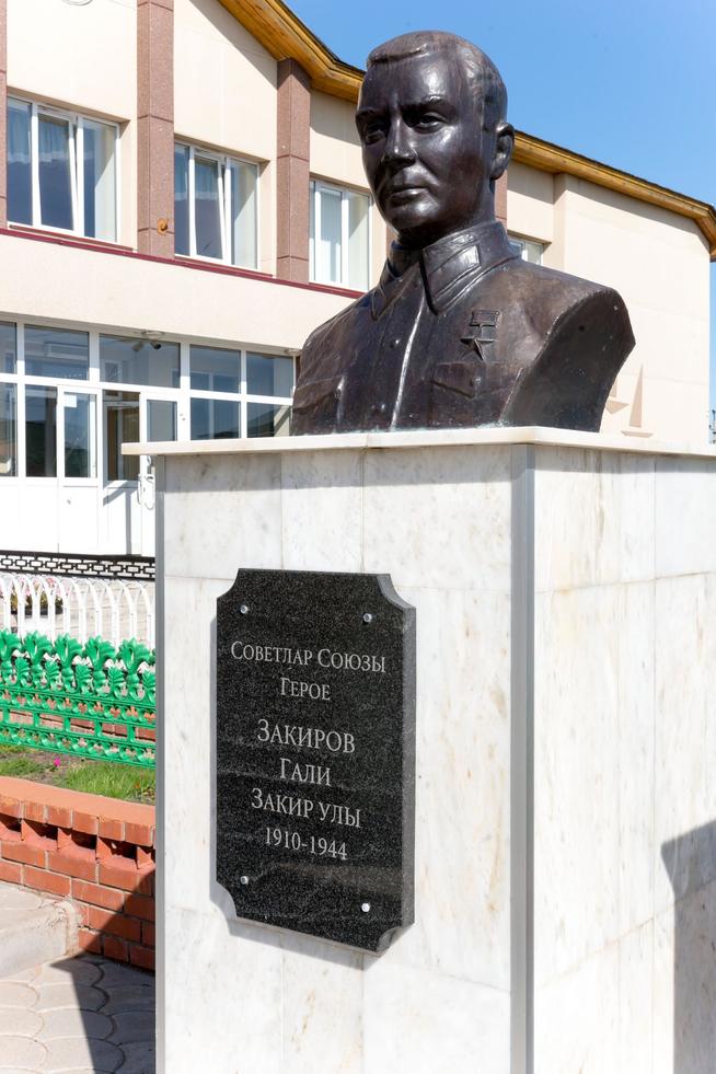 Мемориальный комплекс. Бюст Героя Советского Союза Закирова Г.З. 2014::Сабинский район g2id4271