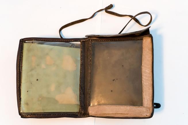 Сумка полевая офицерская Рыжова М.И. (1922-?), Героя Советского Союза. 1942-1945-е годы. Кожа, металл, пленка синтетическая::МБУ «Рыбно-Слободский краеведческий музей» g2id7799