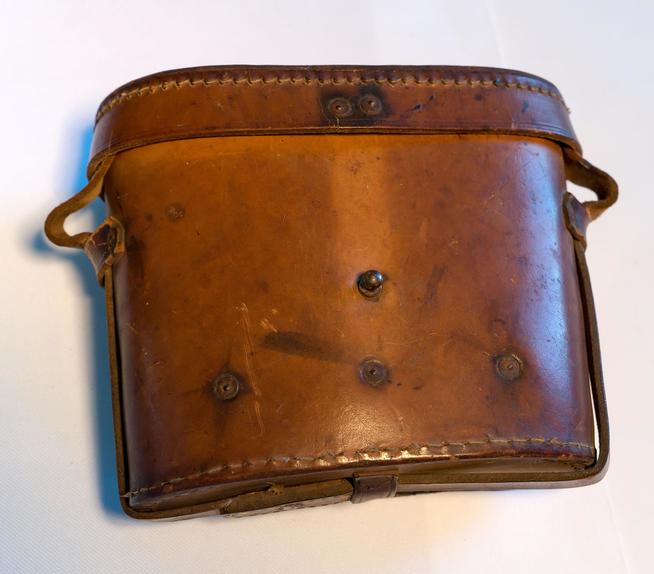 Футляр для бинокля. СССР. 1940-е. Кожа::МБУ «Сабинский централизованны краеведческий музей» Сабинского муниципального района РТ. 2014 g2id4111