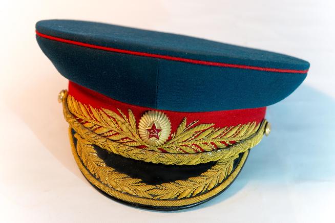 Фуражка из парадной формы Яковлева А.Е., генерал-лейтенанта. 1940-1950-е годы. Сукно, канитель, металл::МБУ «Рыбно-Слободский краеведческий музей» g2id7911