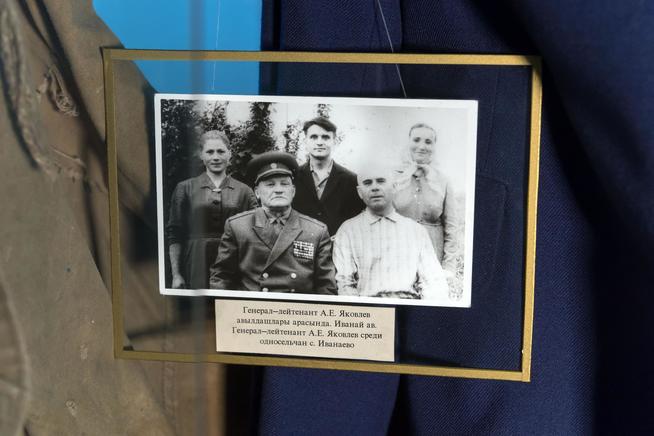 Фото. Яковлев А.Е. (1903-1991), генерал-лейтенант среди односельчан. с.Иванаево. 1970-е годы::МБУ «Рыбно-Слободский краеведческий музей» g2id7943