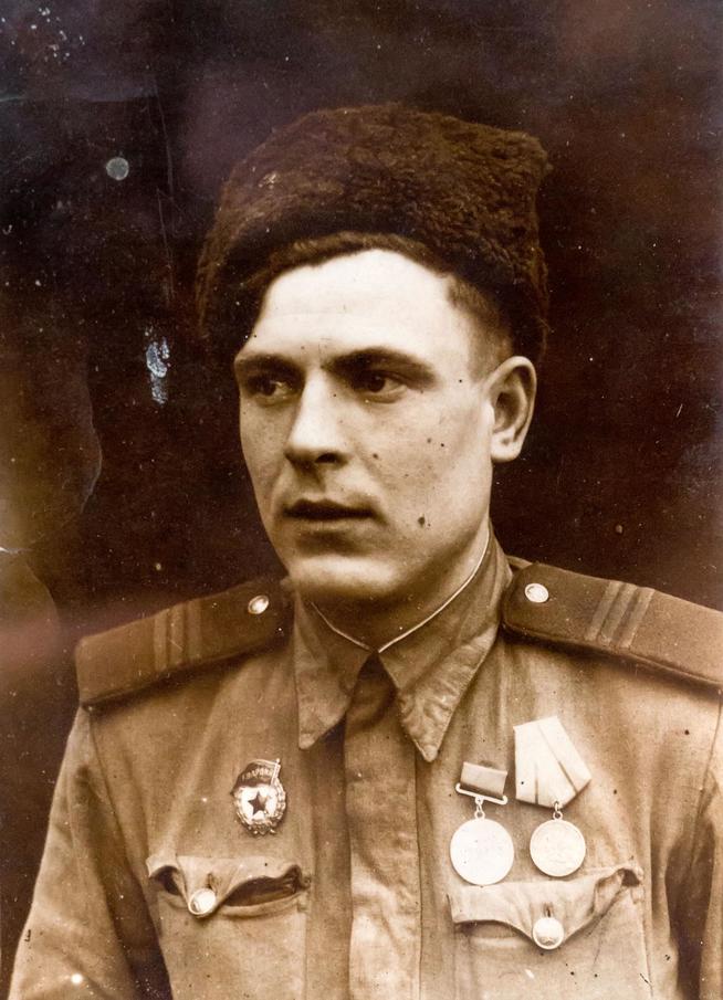 Фото. Власов А.К. (1919-?), сержант фотовзвода. 1944-1945 годы::МБУ «Рыбно-Слободский краеведческий музей» g2id7987
