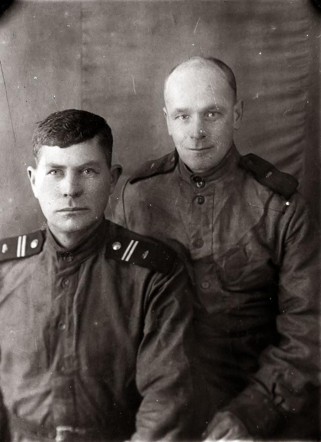 Фото. Ярин П.Т. (первый слева) с сослуживцем, участники Великой Отечественной войны::МБУ «Рыбно-Слободский краеведческий музей» g2id7995