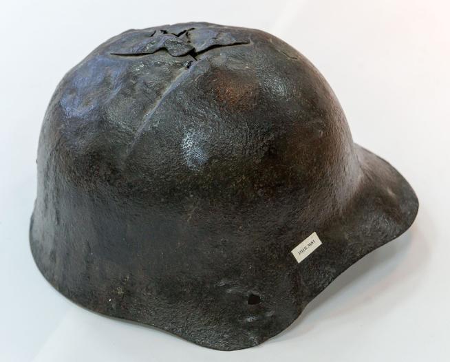 Каска солдата. Германия. 1940-е. Металл::Краеведческий музей Шеморданского лицея. 2014 g2id4307