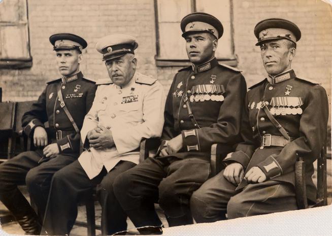 Фото. Сергеев А.Т. (1916-1979) (первый слева), командир сабельного эскадрона с сослуживцами. Германия. 1945::МБУ «Рыбно-Слободский краеведческий музей» g2id8187