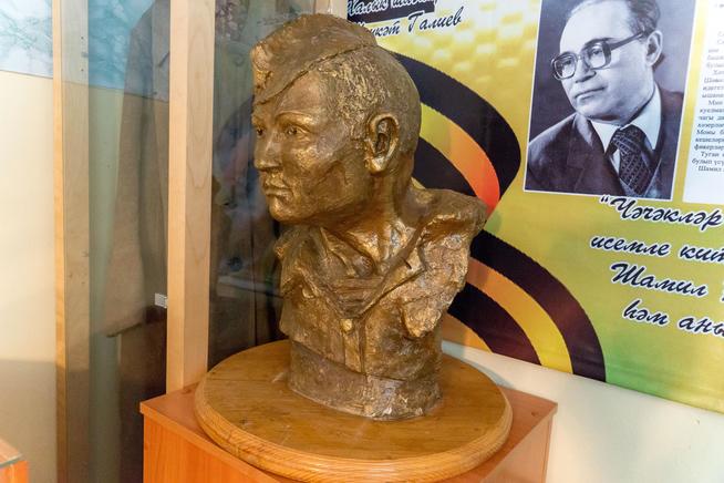 Бюст Шавалиева Б.Г., кавалера ордена Великой Отечественной войны II ст.::МОУ «Верхне-Тимерлекская средняя общеобразовательная школа» g2id8447