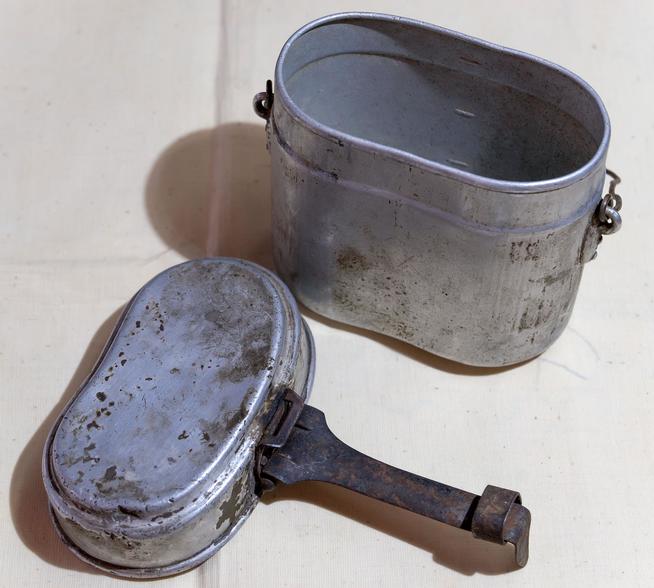 Котелок армейский Сибгатуллина Х., участника Великой Отечественной войны. СССР. 1940-е годы. Алюминий::МБОУ «Кутлу-Букашская средняя общеобразовательная школа» Рыбно-Слободского муниципального р-на РТ g2id8523