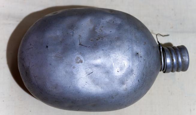 Фляга армейская Сибгатуллина Х., участника Великой Отечественной войны. СССР. 1940-е годы. Алюминий::МБОУ «Кутлу-Букашская средняя общеобразовательная школа» Рыбно-Слободского муниципального р-на РТ g2id8527