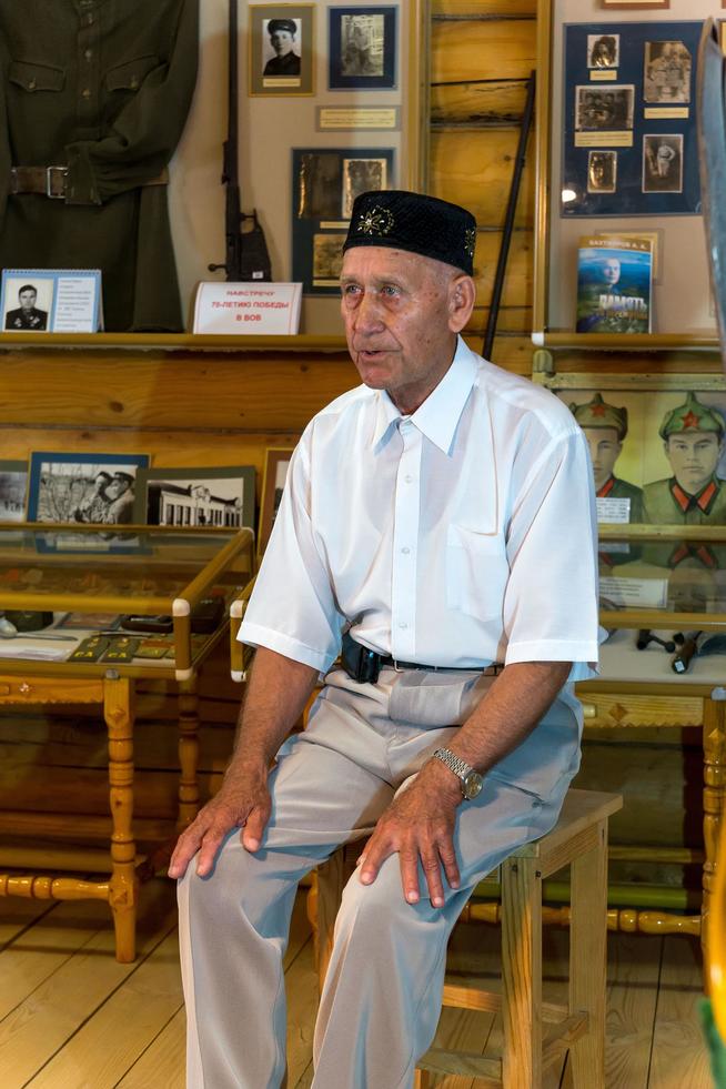 Фото. Гарипов Г.Г. дает интервью с воспоминаниями о годах войны. 2014 ::Тюлячинский район g2id3962