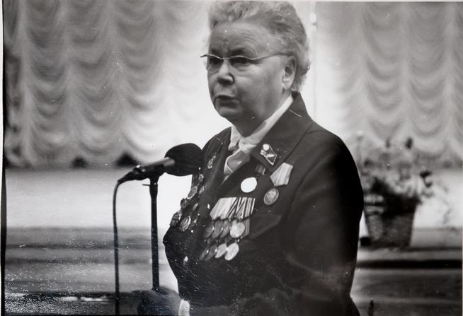 Фото. Григорович С.И. выступает с наказом от матерей перед призывниками. 1980-е гг.::МАУК г.Набережные Челны "Историко-краеведческий Музей" g2id30472